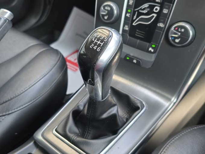 2025 Volvo V40