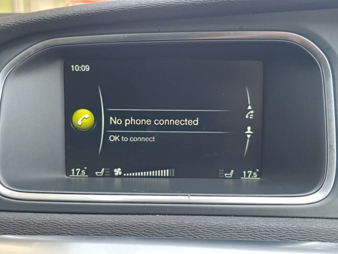 2025 Volvo V40