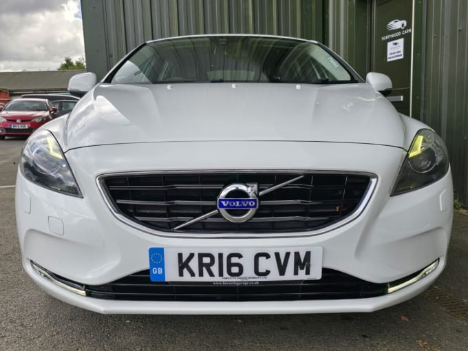 2025 Volvo V40