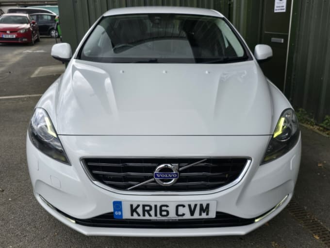 2025 Volvo V40