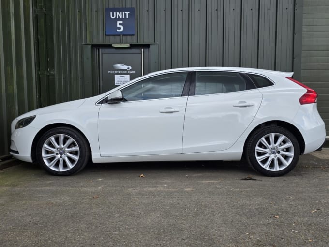 2025 Volvo V40