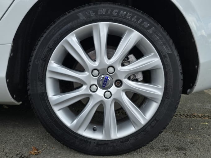 2025 Volvo V40