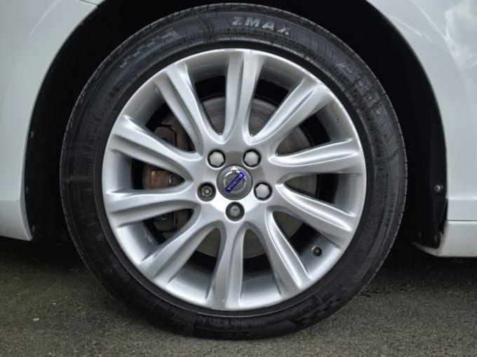 2025 Volvo V40