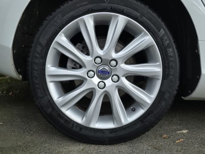 2025 Volvo V40