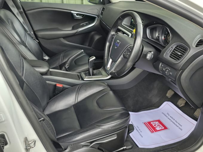 2025 Volvo V40