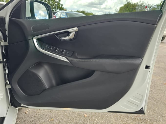 2025 Volvo V40
