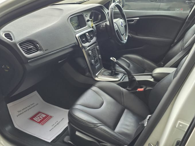 2025 Volvo V40