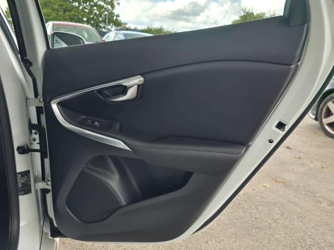 2025 Volvo V40