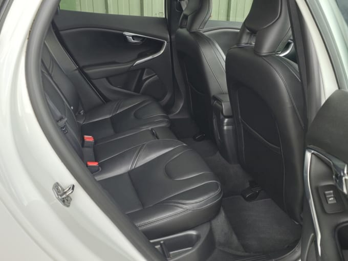 2025 Volvo V40