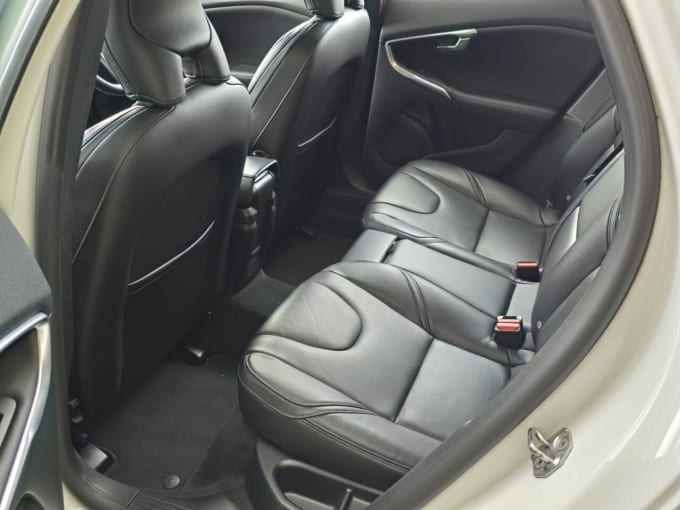 2025 Volvo V40