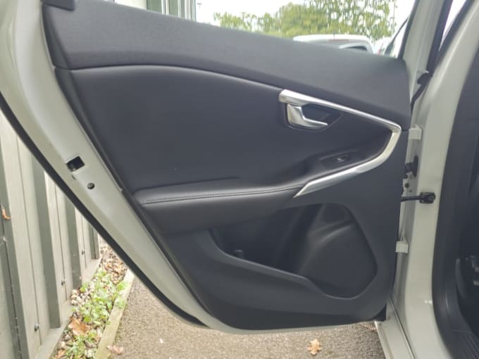 2025 Volvo V40