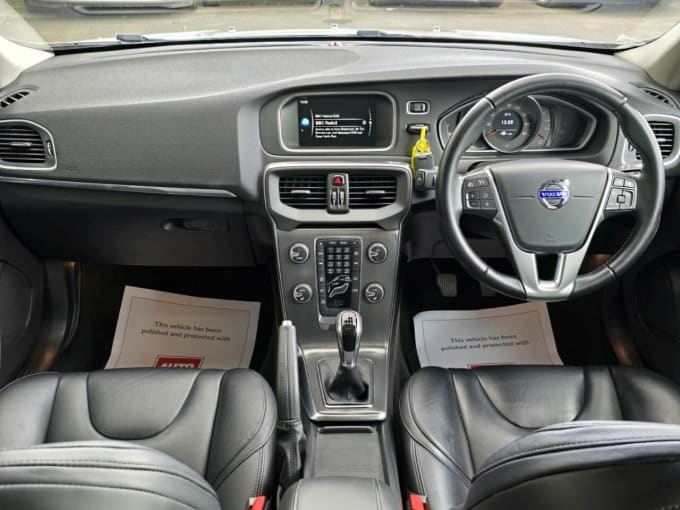 2025 Volvo V40