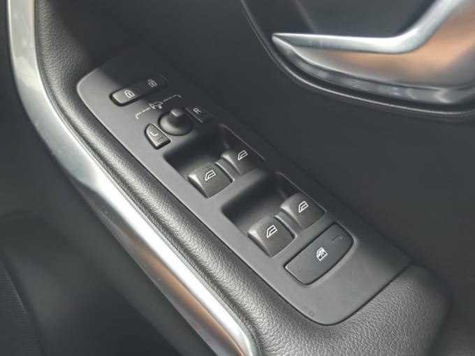 2025 Volvo V40