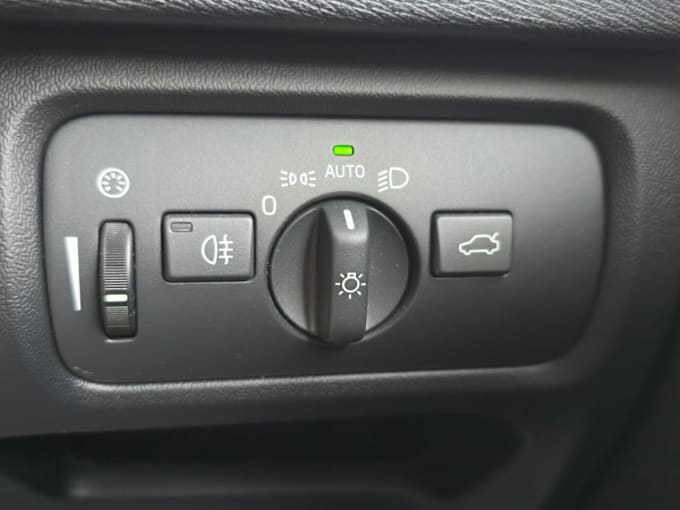 2025 Volvo V40