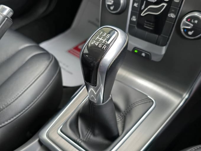 2025 Volvo V40