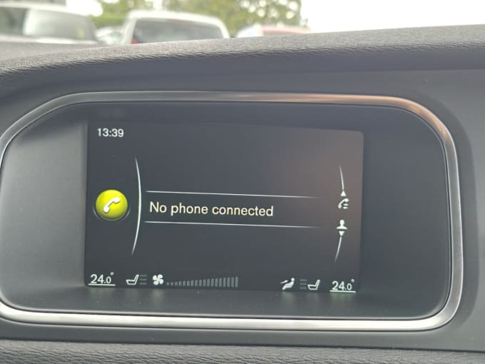 2025 Volvo V40