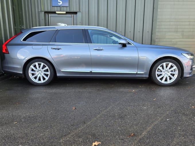 2025 Volvo V90