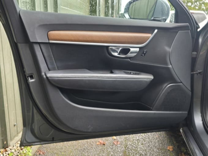 2025 Volvo V90