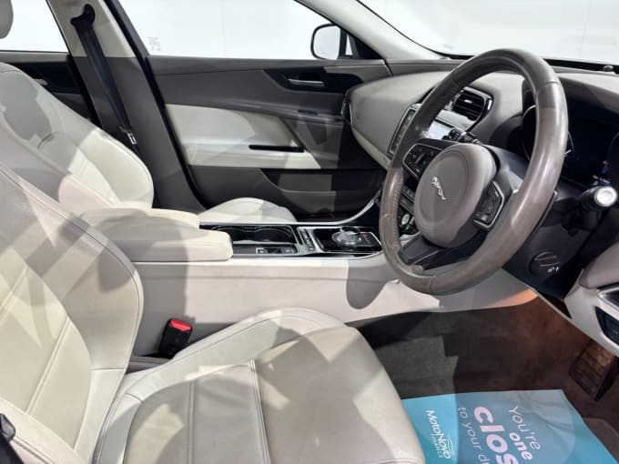 2025 Jaguar Xe