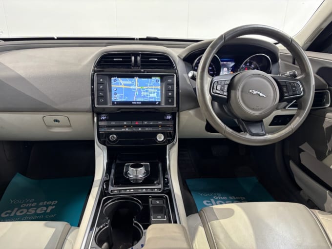 2025 Jaguar Xe