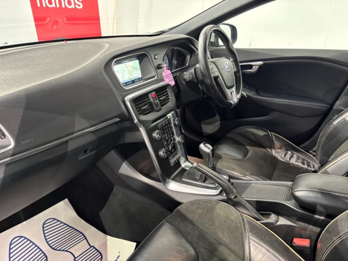 2025 Volvo V40