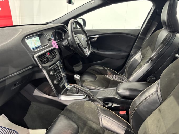 2025 Volvo V40