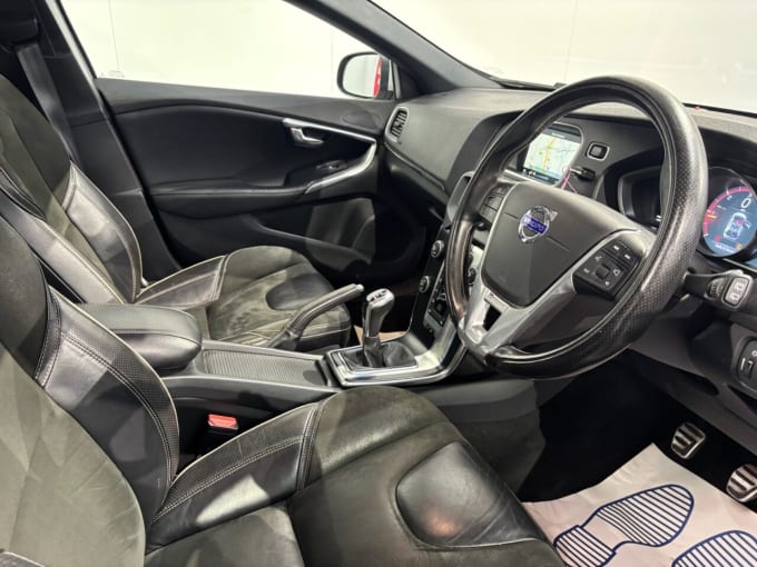 2025 Volvo V40