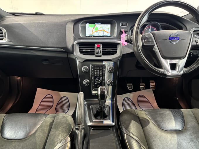 2025 Volvo V40