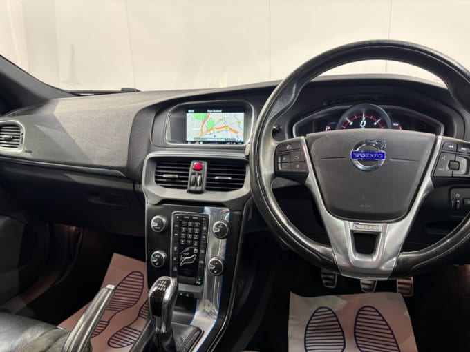 2025 Volvo V40