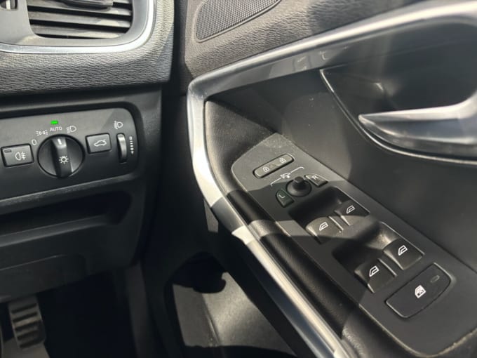 2025 Volvo V40
