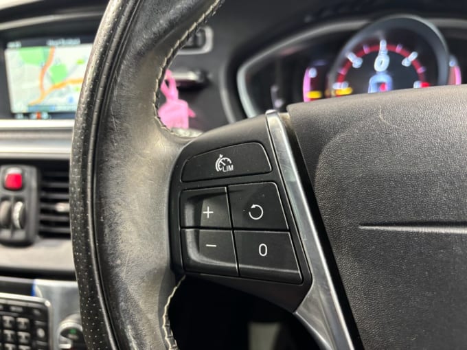 2025 Volvo V40