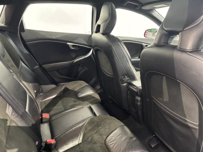 2025 Volvo V40