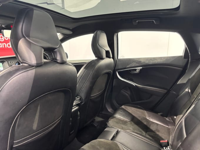 2025 Volvo V40