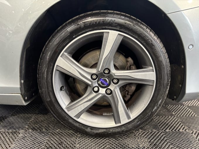 2025 Volvo V40