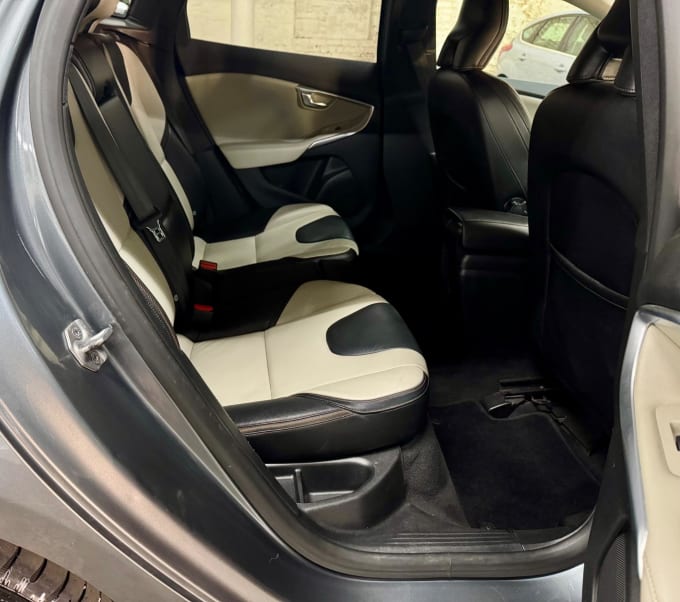 2025 Volvo V40 Cross Country