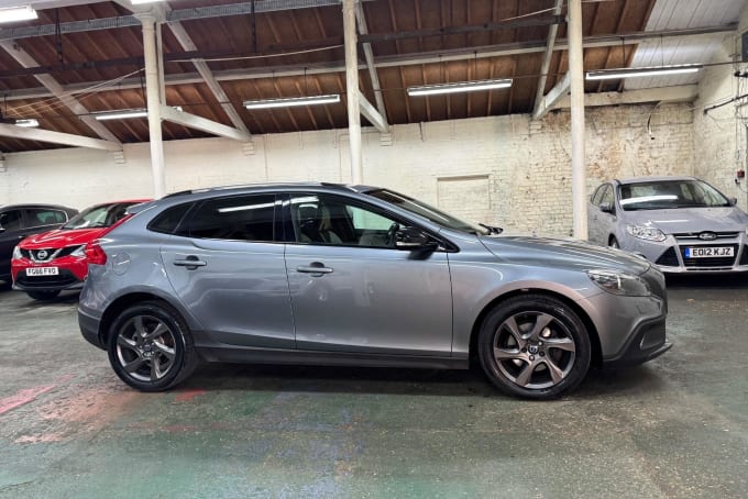 2025 Volvo V40 Cross Country