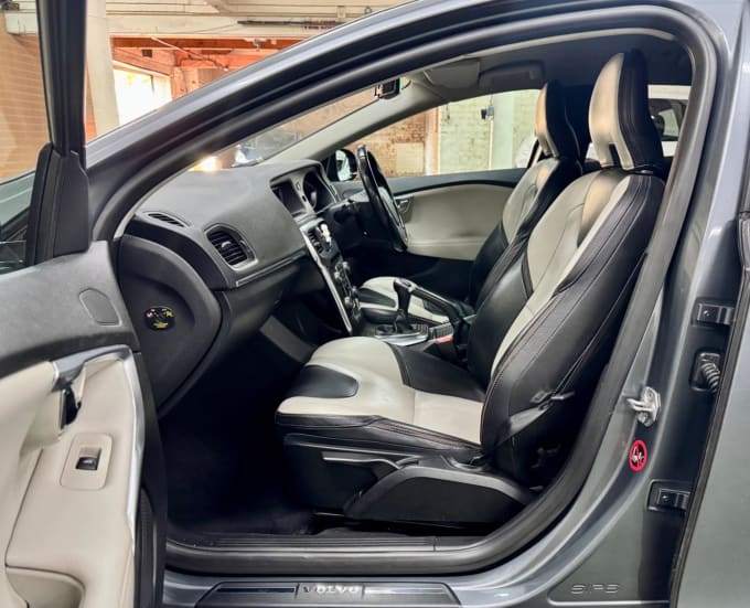 2025 Volvo V40 Cross Country