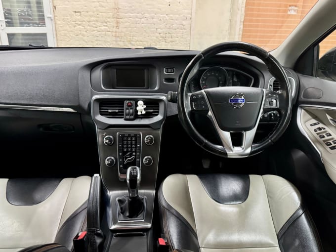 2025 Volvo V40 Cross Country