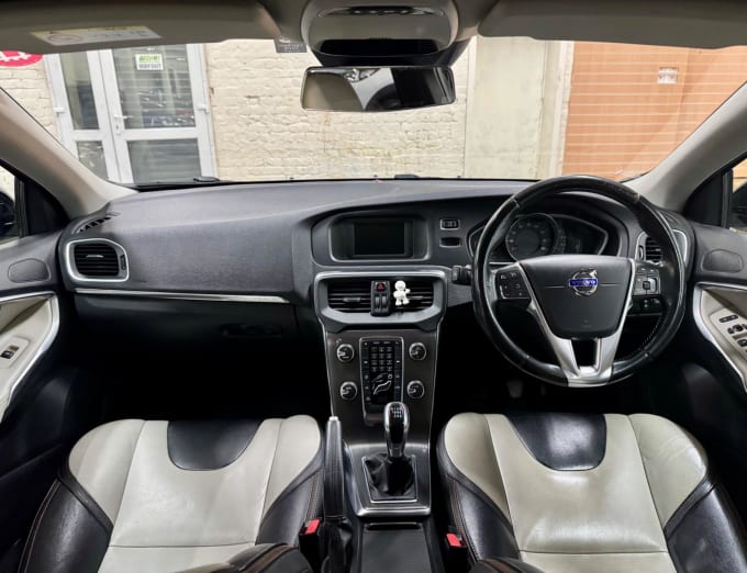 2025 Volvo V40 Cross Country