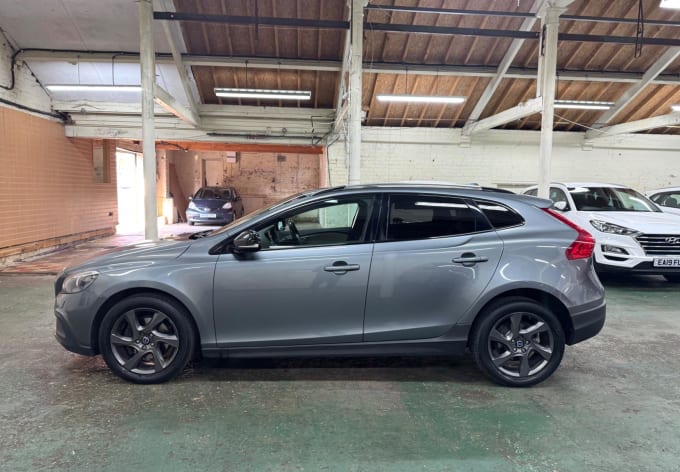 2025 Volvo V40 Cross Country