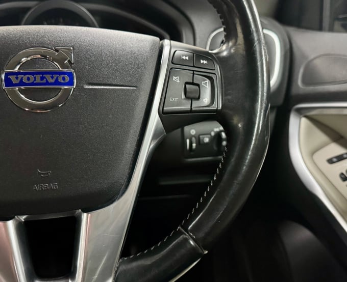 2025 Volvo V40 Cross Country