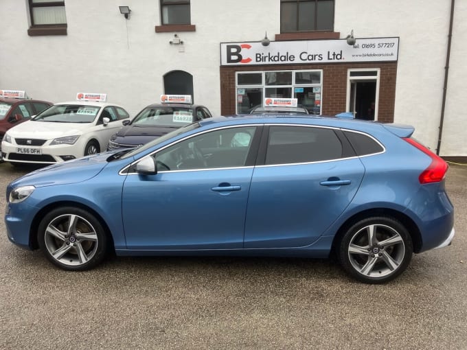 2025 Volvo V40