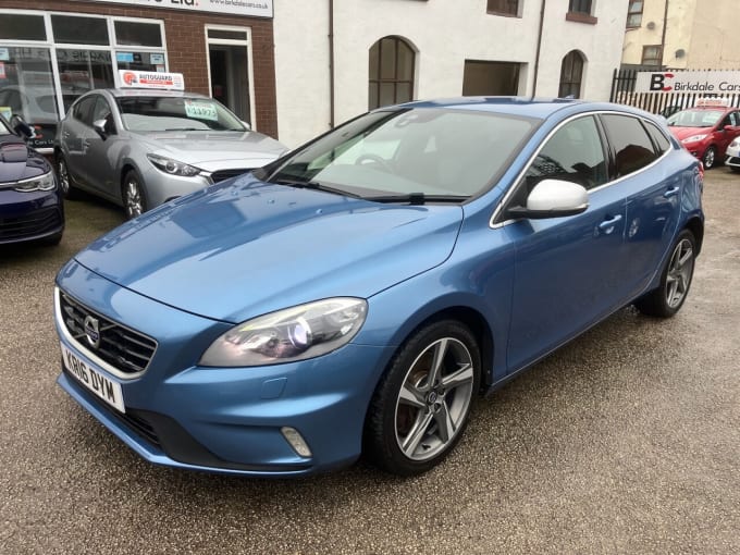 2025 Volvo V40