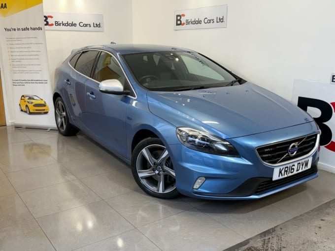 2025 Volvo V40