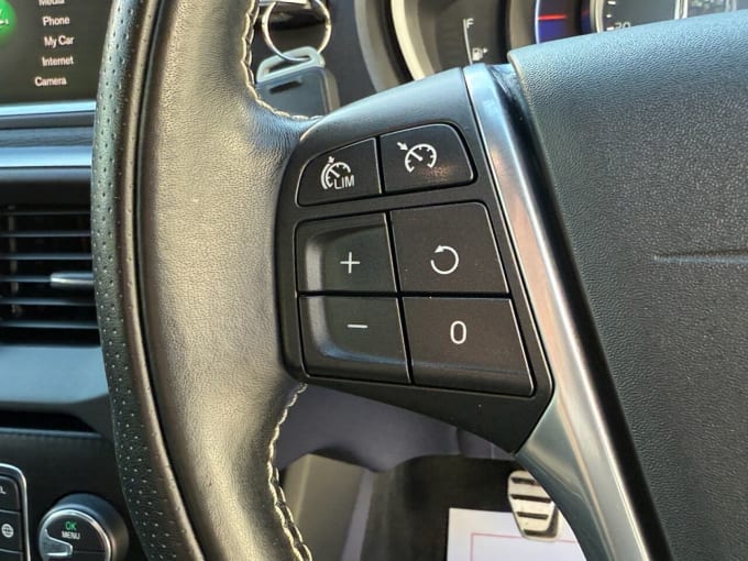 2025 Volvo V40