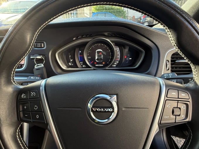 2025 Volvo V40
