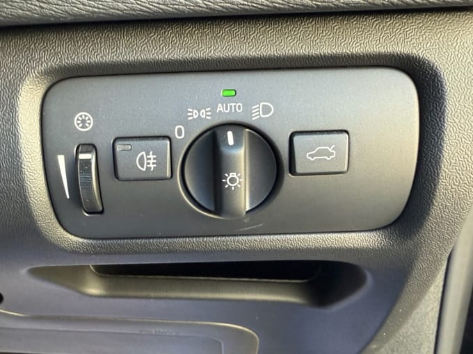 2025 Volvo V40