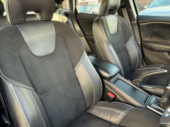 2025 Volvo V40