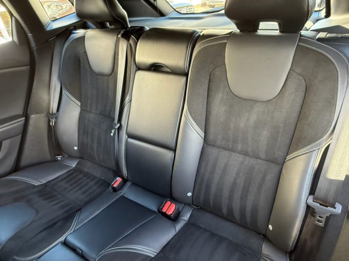 2025 Volvo V40