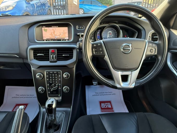 2025 Volvo V40